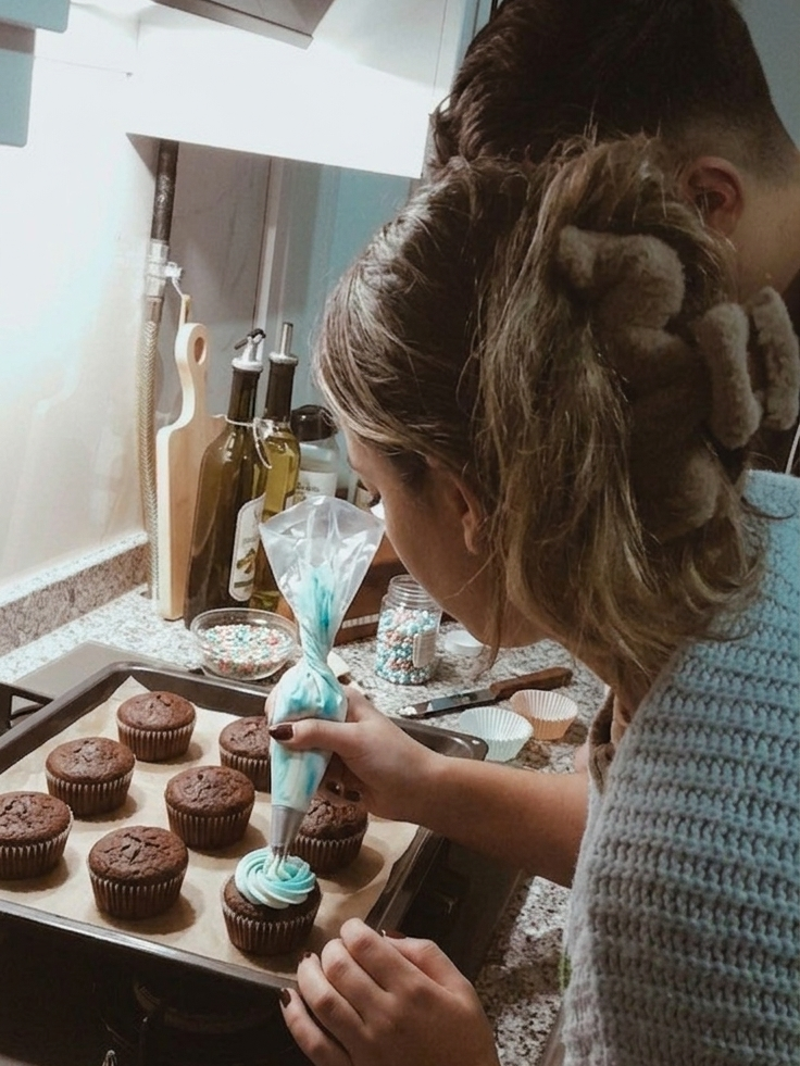 cute date ideas for couples — cupcake baking
